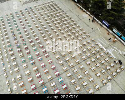 Eine Luftaufnahme von über 300 Tischen und 1200 Stühlen wird außerhalb der Tür bewegt und auf einem Öffnungsbereich der Hunan University of Technology, Zhengzhou CI gestellt Stockfoto