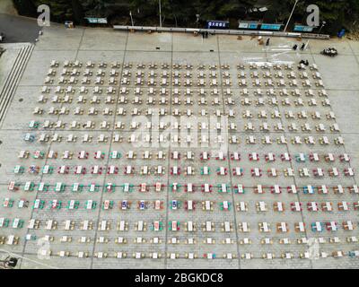 Eine Luftaufnahme von über 300 Tischen und 1200 Stühlen wird außerhalb der Tür bewegt und auf einem Öffnungsbereich der Hunan University of Technology, Zhengzhou CI gestellt Stockfoto