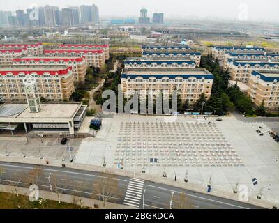 Eine Luftaufnahme von über 300 Tischen und 1200 Stühlen wird außerhalb der Tür bewegt und auf einem Öffnungsbereich der Hunan University of Technology, Zhengzhou CI gestellt Stockfoto