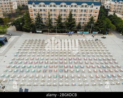 Eine Luftaufnahme von über 300 Tischen und 1200 Stühlen wird außerhalb der Tür bewegt und auf einem Öffnungsbereich der Hunan University of Technology, Zhengzhou CI gestellt Stockfoto