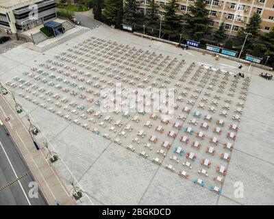 Eine Luftaufnahme von über 300 Tischen und 1200 Stühlen wird außerhalb der Tür bewegt und auf einem Öffnungsbereich der Hunan University of Technology, Zhengzhou CI gestellt Stockfoto