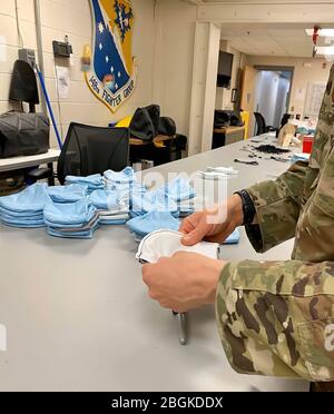 Aircrew Flight Equipment Specialists aus dem 148th Fighter Wing, Minnesota Air National Guard aus Duluth, montieren und nähen Masken für Mission Essential Personal. Die Flieger verschiedener Arbeitsgruppen schneiden Gewebe, waschen Masken und verbreiten die fertigen Masken, um die Ausbreitung von COVID-19 zu verlangsamen. Stockfoto
