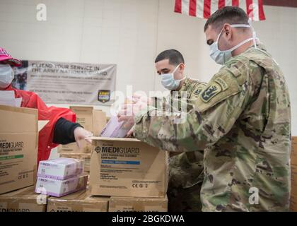 Soldaten des 1-102. Infanterie-Regiments organisieren Handschuhboxen bei der New Britain Armory in New Britain, Connecticut, 9. April 2020. Soldaten der Connecticut National Guard unterstützten das Connecticut Department of Public Health bei der Verteilung von Masken, Handschuhen und Gesichtsschutzschilden an lokale Pflegeheime als Reaktion auf die COVID-19-Pandemie. (USA Foto der Air National Guard von Staff Sgt. Steven Tucker) Stockfoto