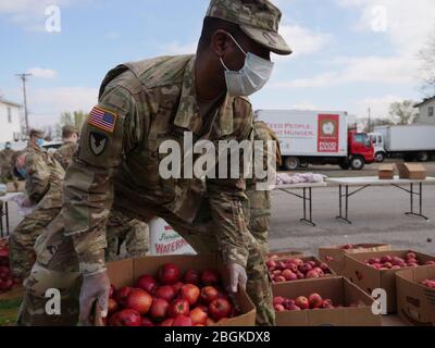 Maryland Army National Guard Kaplane organisierten ein COVID-19 Response Team, um City of Refuge Baltimore, einer gemeinnützigen Organisation, zu helfen, Lebensmittel an Mitglieder der Baltimore Gemeinschaft am 26. März 2020 zu verteilen. Stockfoto