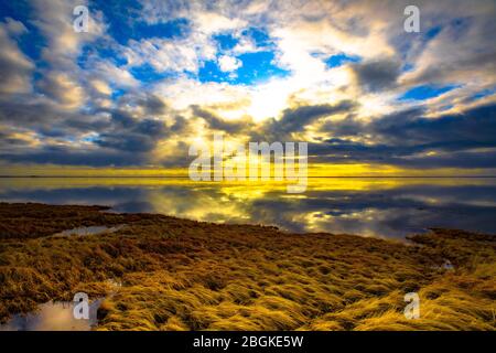 Sonnenaufgang See Reflexion mit erstaunlichen Wolken am Himmel Stockfoto