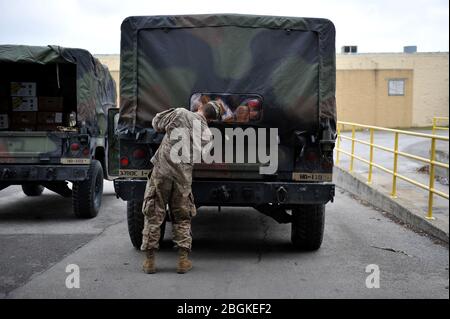 Ein US Army National Guard Soldier, der dem HHC 1-148. Infantry Regiment der Ohio National Guard – 37. Infantry Brigade Combat Team zugewiesen ist, bereitet sich darauf vor, Lebensmittel, gespendet von Lebensmittelgeschäften, in der Toledo Northwestern Ohio Food Bank am 1. April 2020 zu entladen. Das Team von mehr als 20 Soldaten, die der Brigade zugewiesen sind, unterstützt derzeit die Food Bank bei der Unterstützung der Operation Steady Resolve, der COVID-19-Hilfsmaßnahmen. Fast 400 Mitglieder der Ohio National Guard wurden aktiviert, um humanitäre Missionen zur Unterstützung der COVID-19-Hilfsmaßnahmen zu leisten, was die lange Geschichte der Ohio National Guard-Unterstützung fortsetzt Stockfoto