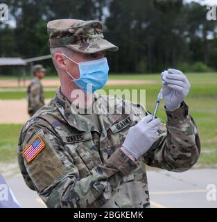 Medizinisches Personal der US Army National Guard mit der South Carolina National Guard bietet medizinische Voruntersuchungen für Soldaten der U.S. Army National Guard, die am 15. April 2020 in Eastover, South Carolina ihren Dienst beginnen. Das medizinische Vorscreening ist Teil der Maßnahmen, die ergriffen werden, um die Exposition von COVID-19 für die Dienstmitglieder zu begrenzen und die Gesundheit der Truppe zu schützen. Die South Carolina National Guard ist weiterhin bereit, die Grafschaften, lokalen und staatlichen Behörden und Ersthelfer mit den angeforderten Ressourcen so lange wie nötig zur Unterstützung der COVID-19-Maßnahmen im Staat zu unterstützen. (USA Army Natio Stockfoto