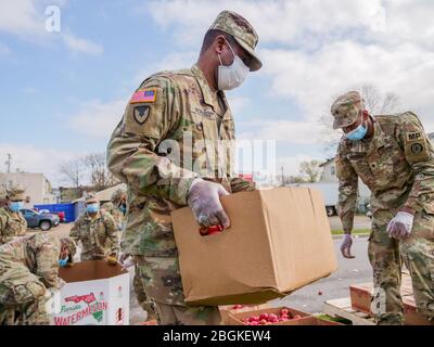 Maryland Army National Guard Kaplane organisierten ein COVID-19 Response Team, um City of Refuge Baltimore, einer gemeinnützigen Organisation, zu helfen, Lebensmittel an Mitglieder der Baltimore Gemeinschaft am 26. März 2020 zu verteilen. (USA Armee Foto von Sgt. Michael Davis Junior) Stockfoto