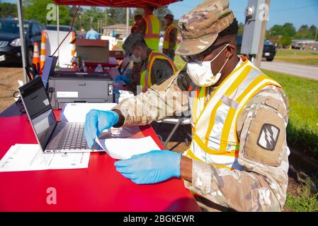 U.S. Army Sgt. Quondarius Ford, ein M1 Abrams Tank System Betreuer zugewiesen 1. Geschwader, 98. Kavallerie Regiment, 155. Panzerbrigade Kampfteam, derzeit als Mitglied eines COVID-19 mobilen Testteam, verfolgt geplante COVID-19 Tests im Webster County Human Services Building in Eupora, Miss., 9. April 2020. Die Mississippi National Guard unterstützt das Mississippi Department of Health an Teststandorten im ganzen Staat als Teil der Mississippi's COVID-19 State Task Force. (USA Foto der Armee-Nationalgarde von SPC. Victoria Miller) Stockfoto