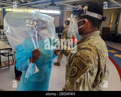 U.S. Army Sgt. Quran Williams, 21. Waffs of Mass Destruction-Civil Support Team, New Jersey National Guard, führt einen Fittest an einen Mitarbeiter des New Jersey Veterans Home at Paramus in Paramus, N.J., 16. April 2020. Der Test der N95-Maske wurde mit einem Natriumsaccharin-Duft durchgeführt, um sicherzustellen, dass die Mitarbeiter den Duft nicht durch die Maske riechen konnten, wenn sie richtig getragen wurden. Die Nationalgarde von New Jersey unterstützt staatliche und lokale Beamte bei der COVID-19-Hilfe. (USA Foto der Air National Guard von Staff Sgt. Zachary Vucic) Stockfoto