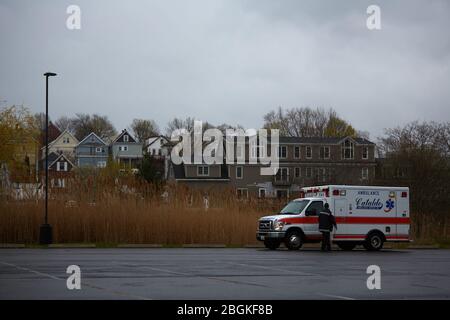 Chelsea, Massachusetts, USA. April 2020. Ein Krankenwagen wartet auf Anrufe.der COVID-19, Corona Virus, Situation in Chelsea, Massachusetts ist ein wichtiger Hotspot. Chelsea ist die am stärksten getroffenen Städte im Bundesstaat. Chelsea ist eine lateinamerikanische Einwandererbevölkerung mit 80% der Bevölkerung sind wichtige Arbeitskräfte, wie Lebensmittelarbeiter. Krankenwagen reagieren Tag und Nacht auf Anrufe, die sich auf das Virus beziehen. Sie haben einen Mangel an PSA und sind nicht immer in der Lage, angemessene Kleider und Schutzkleidung zu tragen. Ein Krankenwagen wartet auf Anrufe. Kredit: Allison Dinner/ZUMA Wire/Alamy Live News Stockfoto