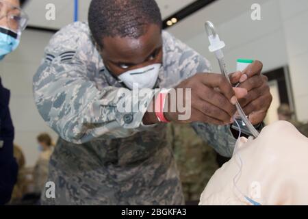 Ärzte, Krankenschwestern und Ärzte der Florida Guard schlossen sich der Florida International University (FIU) im Miami Beach Convention Center (MCC) an, um Auffrischungskurse zur Vorbereitung auf das Personal des MBCC durchzuführen, falls der Platz für die COVID-19-Antwort benötigt wird. Bund, Länder und lokale Partnerschaften kommen zusammen, um das COVID-19-Virus zu bekämpfen. Stockfoto