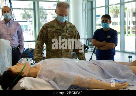 Ärzte, Krankenschwestern und Ärzte der Florida Guard schlossen sich der Florida International University (FIU) im Miami Beach Convention Center (MCC) an, um Auffrischungskurse zur Vorbereitung auf das Personal des MBCC durchzuführen, falls der Platz für die COVID-19-Antwort benötigt wird. Bund, Länder und lokale Partnerschaften kommen zusammen, um das COVID-19-Virus zu bekämpfen. Stockfoto