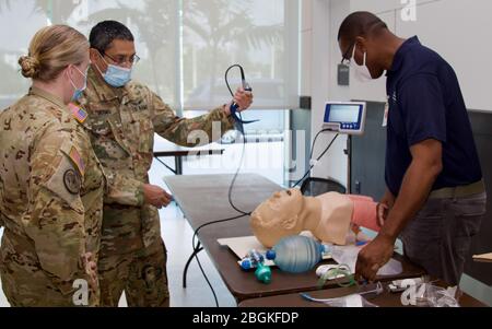 Ärzte, Krankenschwestern und Ärzte der Florida Guard schlossen sich der Florida International University (FIU) im Miami Beach Convention Center (MCC) an, um Auffrischungskurse zur Vorbereitung auf das Personal des MBCC durchzuführen, falls der Platz für die COVID-19-Antwort benötigt wird. Bund, Länder und lokale Partnerschaften kommen zusammen, um das COVID-19-Virus zu bekämpfen. Stockfoto