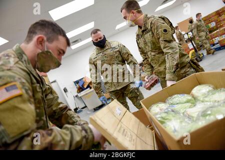 US Army Col. Daniel Shank, Ohio Assistant Adjutant General for Army, spricht mit US-Soldaten, die dem HHC 1-148. Infantry Regiment der Ohio National Guard – 37. Infantry Brigade Combat Team zugewiesen sind, über den Spendensortierungsprozess an der Toledo Northwestern Ohio Food Bank in Toledo, Ohio, 16. April 2020. Shank war zusammen mit anderen Mitgliedern der ONG-Führung bei der Lebensmittelbank, um Operationen aus erster Hand zu sehen. Mehr als 500 Mitglieder der Ohio National Guard wurden aktiviert, um humanitäre Missionen zur Unterstützung der COVID-19-Hilfsmaßnahmen zu leisten, was die lange Geschichte der Ohio National Guard-Unterstützung fortsetzt Stockfoto