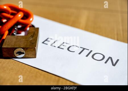 Schloss und Kette auf einem Umschlag für die Abstimmung per Briefwahl für die Wahlsicherheit ruhen. Stockfoto