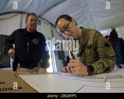 US Army LT. Olivia M. Reynolds von der California National Guard Medical Detachment arbeitet mit einem Mitarbeiter der California Emergency Medical Service Authority (EMSA) März 27 in San Mateo County, Kalifornien. Die medizinischen Teams der CAL Guard unterstützen aktiv lokale und staatliche Behörden bei der Eindämmung der Coronavirus-Epidemie. (Foto der Nationalgarde der Armee von Staff Sgt. Eddie Siguenza) Stockfoto