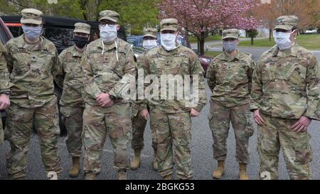 Die Nationalgarde von Pennsylvania entsendet ab April 18 ein Joint Force Medical Strike Team, um in einem Reha- und Pflegeheim in Delaware County zu helfen. Das Team besteht aus 12 Sanitätern der Nationalgarde der 2. Staffel, 104. Kavallerie und 6 Krankenschwestern der Nationalgarde der PA Air, 193. Det 1, aus Ft. Indiantown Gap. (USA Foto der Air National Guard von Meister Sgt. George Roach) Stockfoto