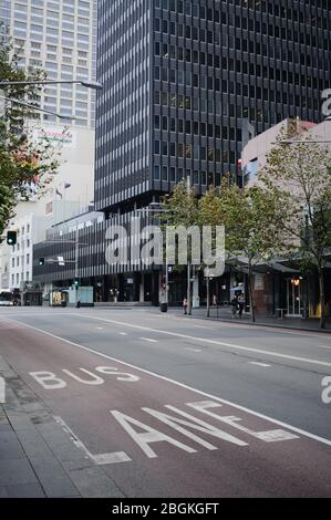 Am frühen Morgen und leere George Street Buslinie Sydney Blick in Richtung Bathurst St und die schwarze Fassade des staatlichen Elektrizitätsgebäudes Stockfoto