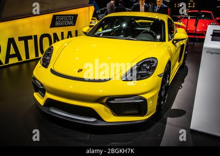 Brüssel, Belgien, 09. Januar 2020: Gelber Porsche 718 Cayman GT4 auf dem Brussels Motor Show, vierte Generation, 982, Rennwagen von Porsche gebaut Stockfoto