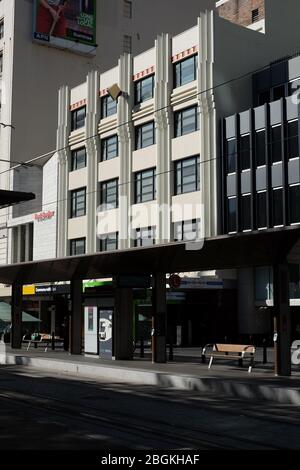 George Street Sydney, Art Deco Morley Johnsons Gebäude 1911 - 1938 Architektur und der neue Stadtbahnsteig im Vordergrund Stockfoto