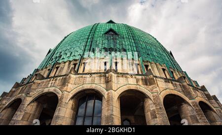 Detailbild aus der Kuppel der Herzensbasilika in Koekelberg an einem bewölkten Nachmittag. Stockfoto