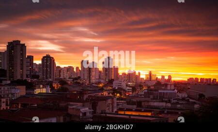 Ein strahlender Sonnenuntergang an einem Herbstnachmittag im Westen von São Paulo (Perdizes/Pompéia). Stockfoto