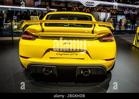 Brüssel, Belgien, 09. Januar 2020: Gelber Porsche 718 Cayman GT4 auf dem Brussels Motor Show, vierte Generation, 982, Rennwagen von Porsche gebaut Stockfoto