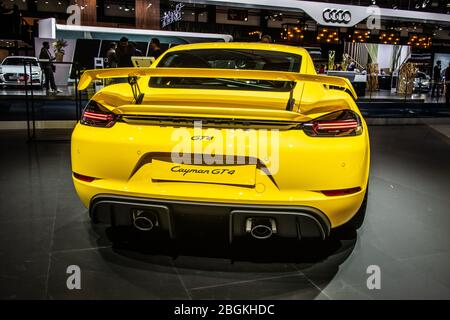 Brüssel, Belgien, 09. Januar 2020: Gelber Porsche 718 Cayman GT4 auf dem Brussels Motor Show, vierte Generation, 982, Rennwagen von Porsche gebaut Stockfoto