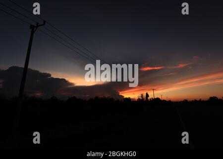 Panoramablick auf den schönen Himmel vor Einbruch der Dunkelheit Stockfoto