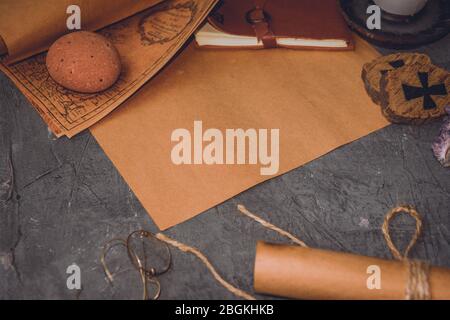 Alte Schlüssel und Symbole in Holz und mit wenig Tageslicht Stockfoto