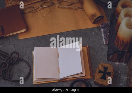 Alte Schlüssel und Symbole in Holz und mit wenig Tageslicht Stockfoto