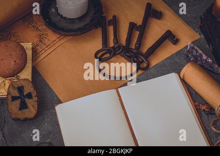 Alte Schlüssel und Symbole in Holz und mit wenig Tageslicht Stockfoto