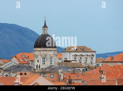 Ein weiter Blick auf die Kuppel der Mariä Himmelfahrt Kathedrale in Dubrovnik, Kroatien. Stockfoto