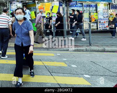 Hongkongers trägt chirurgische Masken während der Covid-19 Pandemie. Stockfoto