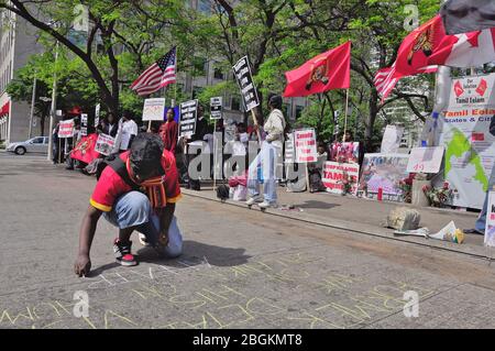 Toronto, Ontario, Kanada - 05/01/2009: Protestierende schreiben auf dem Weg gegen die Regierung Sri Lankas in der Frage Tamil Stockfoto