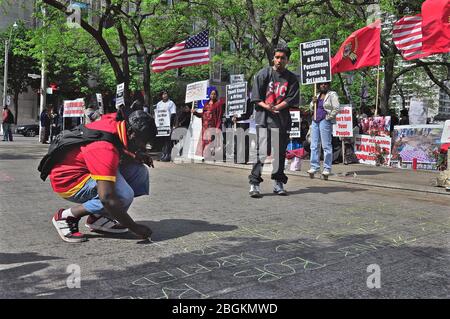 Toronto, Ont., Kanada - 05/01/2009: Demonstranten schreiben vor dem US-Generalkonsulat gegen die Regierung Sri Lankas über die Tamil-Frage Stockfoto