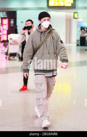 Der chinesische Popsänger und Schauspieler Wei Chen oder Vision Wei kommt vor der Abreise in Peking, China, am 6. März 2020 an einem Flughafen in Peking an. Stockfoto