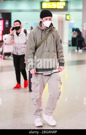 Der chinesische Popsänger und Schauspieler Wei Chen oder Vision Wei kommt vor der Abreise in Peking, China, am 6. März 2020 an einem Flughafen in Peking an. Stockfoto