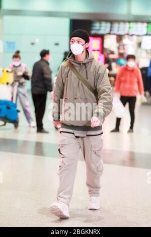 Der chinesische Popsänger und Schauspieler Wei Chen oder Vision Wei kommt vor der Abreise in Peking, China, am 6. März 2020 an einem Flughafen in Peking an. Stockfoto