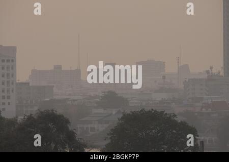 Luftverschmutzung durch viel Staub oder PM2.5 Partikel übertrifft den Standard (AQI) in Bangkok, Thailand. Negative Auswirkungen auf das Atemsystem und die Gesundheit. Stockfoto