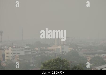 Luftverschmutzung durch viel Staub oder PM2.5 Partikel übertrifft den Standard (AQI) in Bangkok, Thailand. Negative Auswirkungen auf das Atemsystem und die Gesundheit. Stockfoto