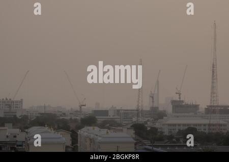 Luftverschmutzung durch viel Staub oder PM2.5 Partikel übertrifft den Standard (AQI) in Bangkok, Thailand. Negative Auswirkungen auf das Atemsystem und die Gesundheit. T Stockfoto