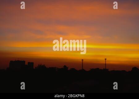 Silhouette von schönen Sonnenuntergang mit Fernsehantenne oder Telekommunikation Türme haben eine Menge von verschiedenen Antennen, Orange Himmel mit Sonne und Wolken. Stockfoto