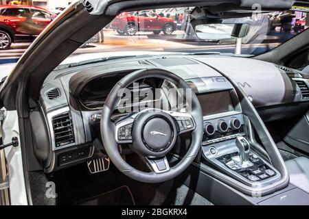 Brüssel, Belgien, Jan 2020 weißes Jaguar F-Type Cabrio, Brussels Motor Show, zweisitziger Cabrio-Wagen von British Jaguar Stockfoto