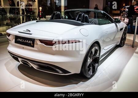 Brüssel, Belgien, Jan 2020 weißes Jaguar F-Type Cabrio, Brussels Motor Show, zweisitziger Cabrio-Wagen von British Jaguar Stockfoto