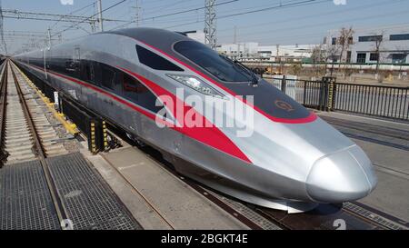 Ein Fuxing-Zug, eine Reihe von Hochgeschwindigkeits- und Hochgeschwindigkeitszügen der EMU, wird 11 im CRRC Qingdao Sifang in Qingdao, Stadt Qingdao, Provinz Shandong, getestet Stockfoto
