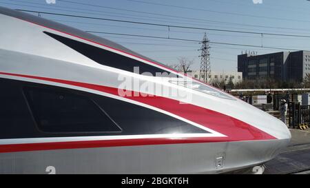 Ein Fuxing-Zug, eine Reihe von Hochgeschwindigkeits- und Hochgeschwindigkeitszügen der EMU, wird 11 im CRRC Qingdao Sifang in Qingdao, Stadt Qingdao, Provinz Shandong, getestet Stockfoto