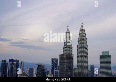 Die Petronas Towers, auch bekannt als die Petronas Twin Towers, ein Paar von zwei Wolkenkratzern, stehen im Stadtzentrum von Kuala Lumpur, Malaysia, 12. März Stockfoto