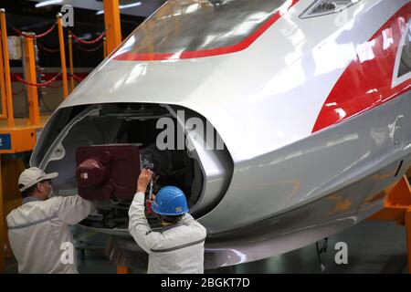Ein Fuxing-Zug, eine Reihe von Hochgeschwindigkeits- und Hochgeschwindigkeitszügen der EMU, wird 11 im CRRC Qingdao Sifang in Qingdao, Stadt Qingdao, Provinz Shandong, getestet Stockfoto